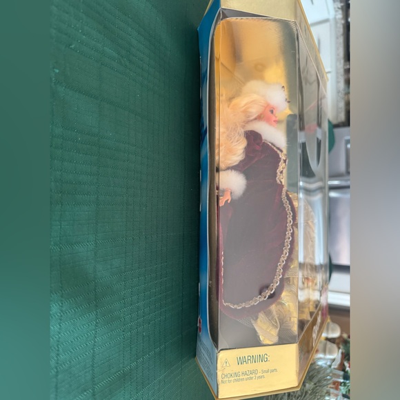 Barbie Doll 1996 Happy Holidays Christmas Mattel New In Box
Gold and Burgundy - Picture 9 of 12